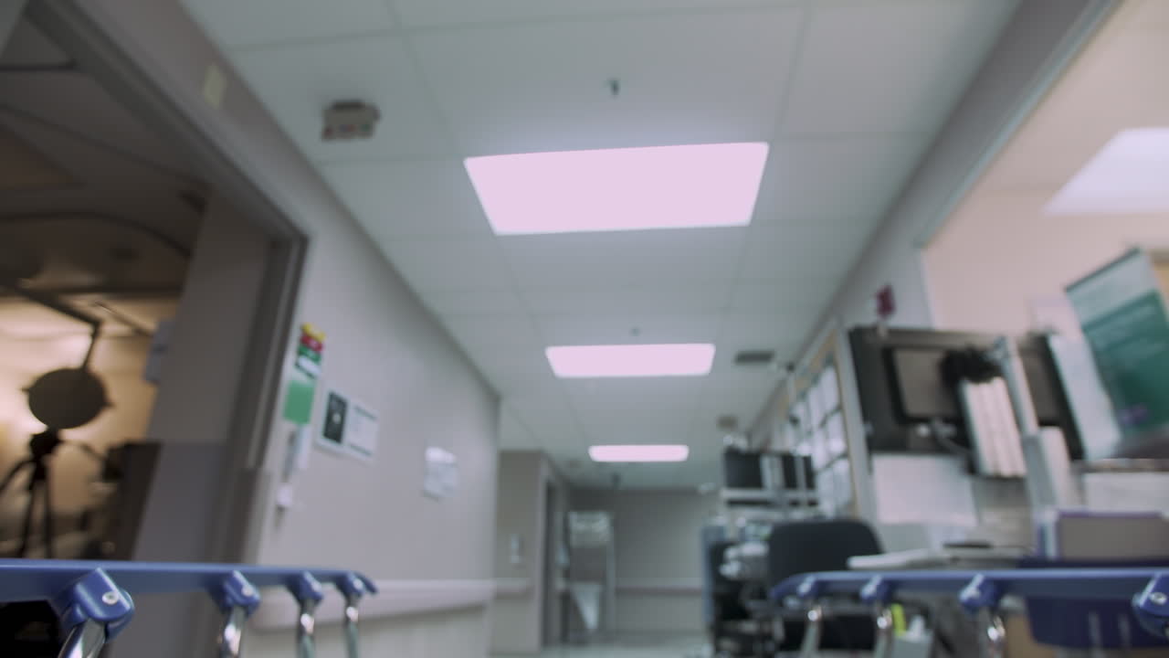 Ponto de Vista do Paciente em Maca de Pronto-Socorro - Maca sendo empurrada pelo corredor do pronto-socorro do hospital.