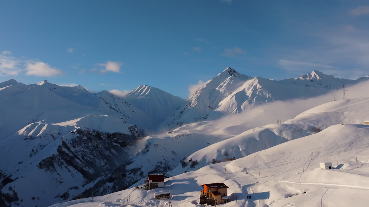 Filmato cinematografico 4K da drone che sorvola Gudauri, rivelando le vaste vette del Caucaso. Gudauri_061.