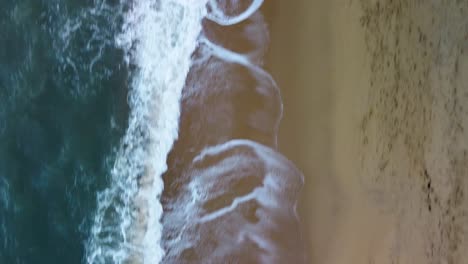 Luftbild-Von-Oben-Nach-Unten-Auf-Den-Tropischen-Strand,-Schäumende-Meereswellen,-Die-Sand-Waschen