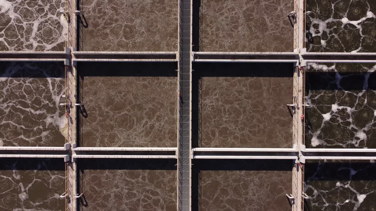 화창한 날 정수장 수영장에서 더러운 물을 하향식으로 내려가다 - 4k 드론 샷 - 폐수 재활용 및 필터