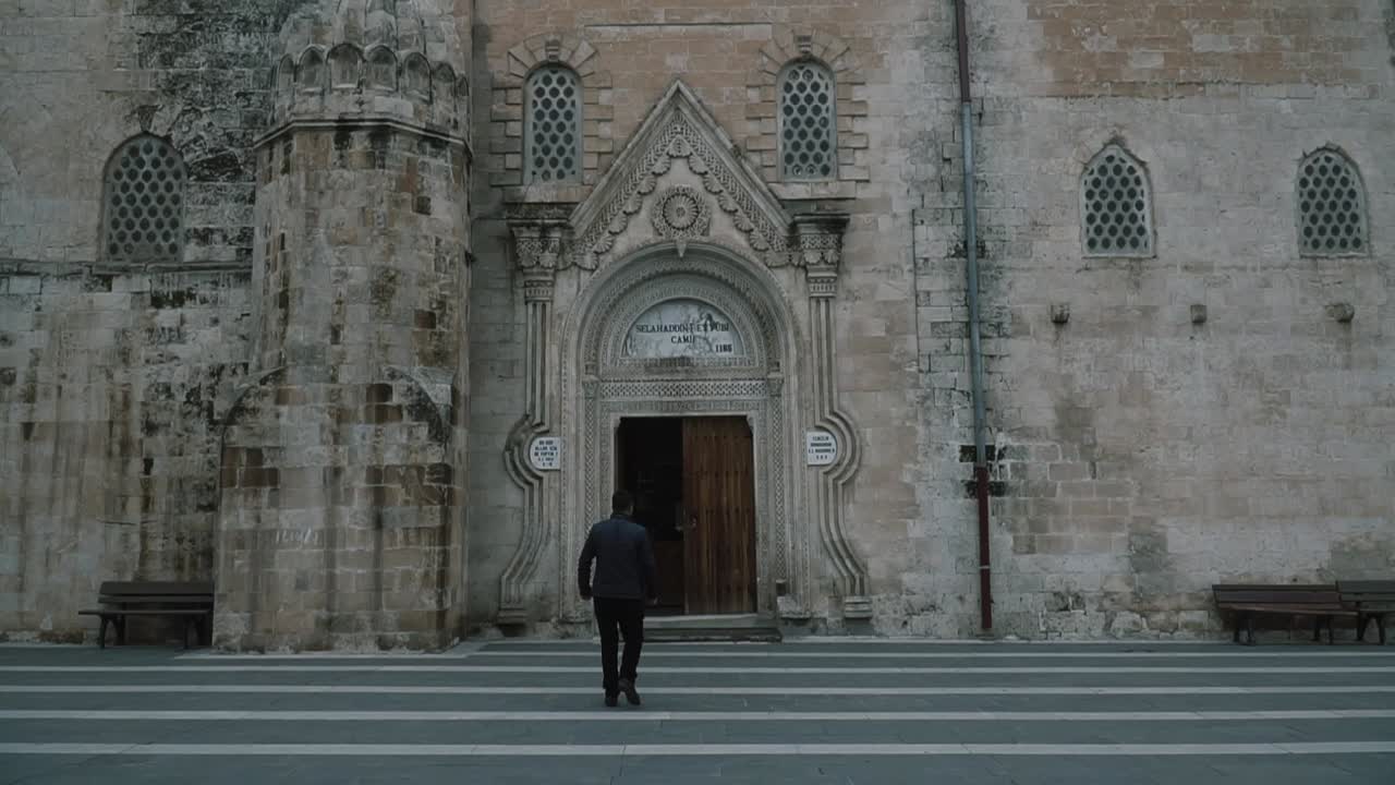 MUSLIM MAN GOING TO SELAHADDIN EYYUBI MOSQUE, HISTORIC SILVAN ULU MOSQUE, DIYARBAKIR, TURKEY
