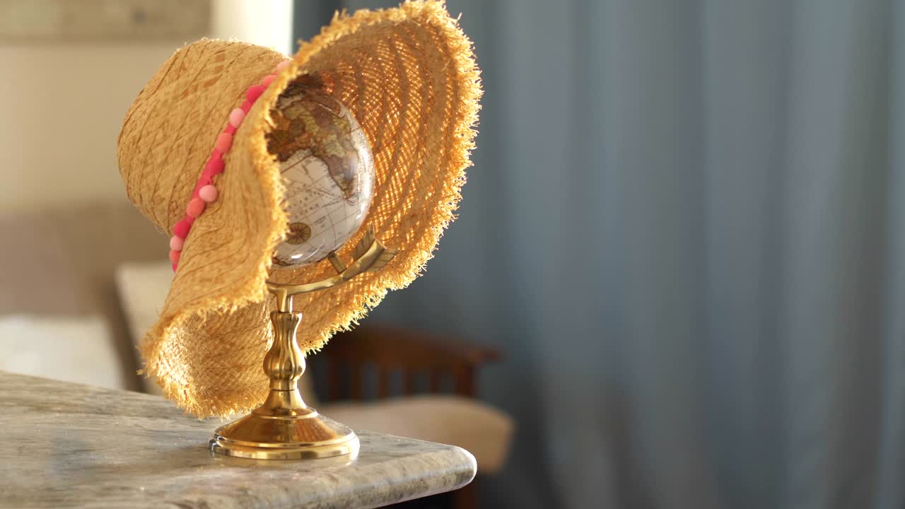 globo con sombrero en la mesa en 4k cámara lenta 60 fps