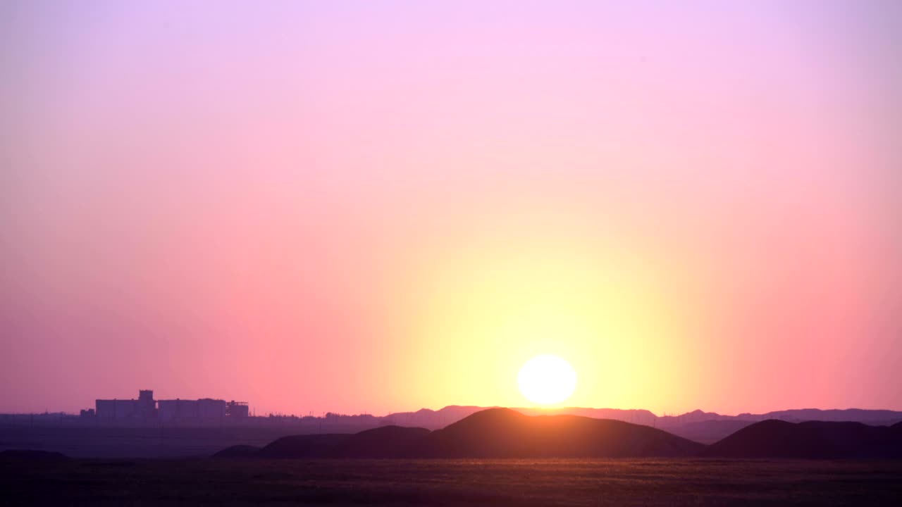 산업 구역 위의 놀라운 새벽.