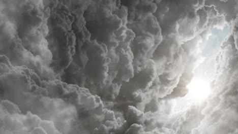 luz brillante que apareció detrás de las nubes cumulonimbus oscuras