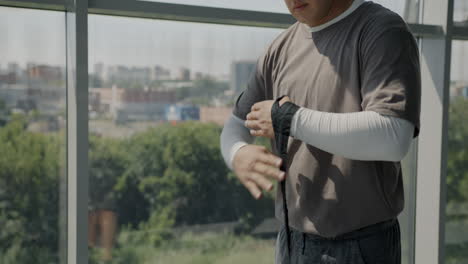 man preparing for workout with wrist wraps