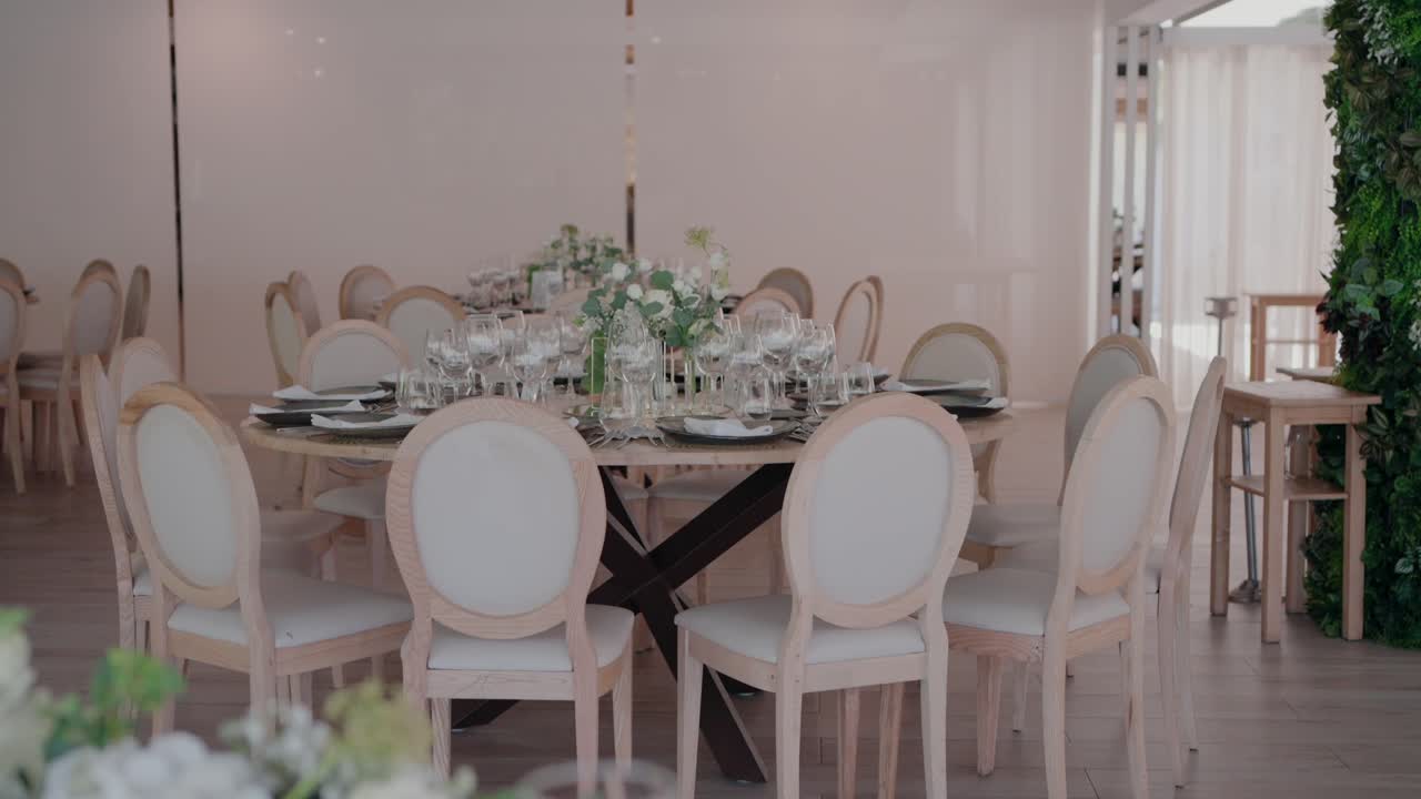 Elegante puesta de mesa para la recepción de la boda