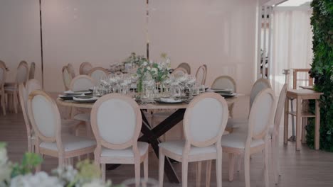 elegante configuración de la mesa de recepción de la boda