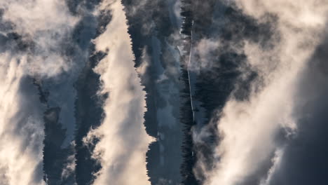 Nubes-Matutinas-Soplando-Alrededor-De-La-Estación-De-Esquí-De-Avoriaz,-Alpes-Franceses