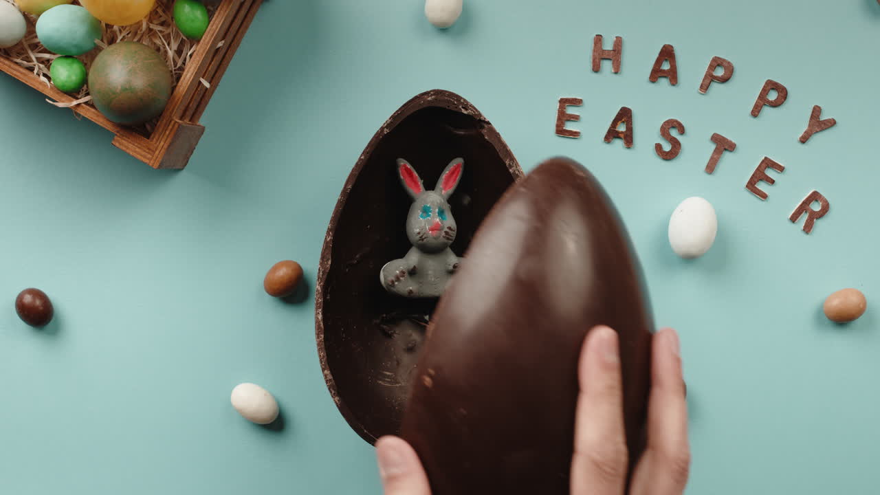 Feliz Páscoa Com Ovo de Chocolate