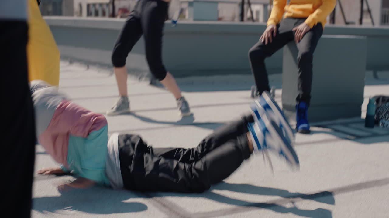 ⁇ 합 댄스 파티의 옥상에서 브레이크 댄스를 하는 남자 친구들과 함께 춤추고 축하하는 미친 브레이크 댄스 동작을 한다