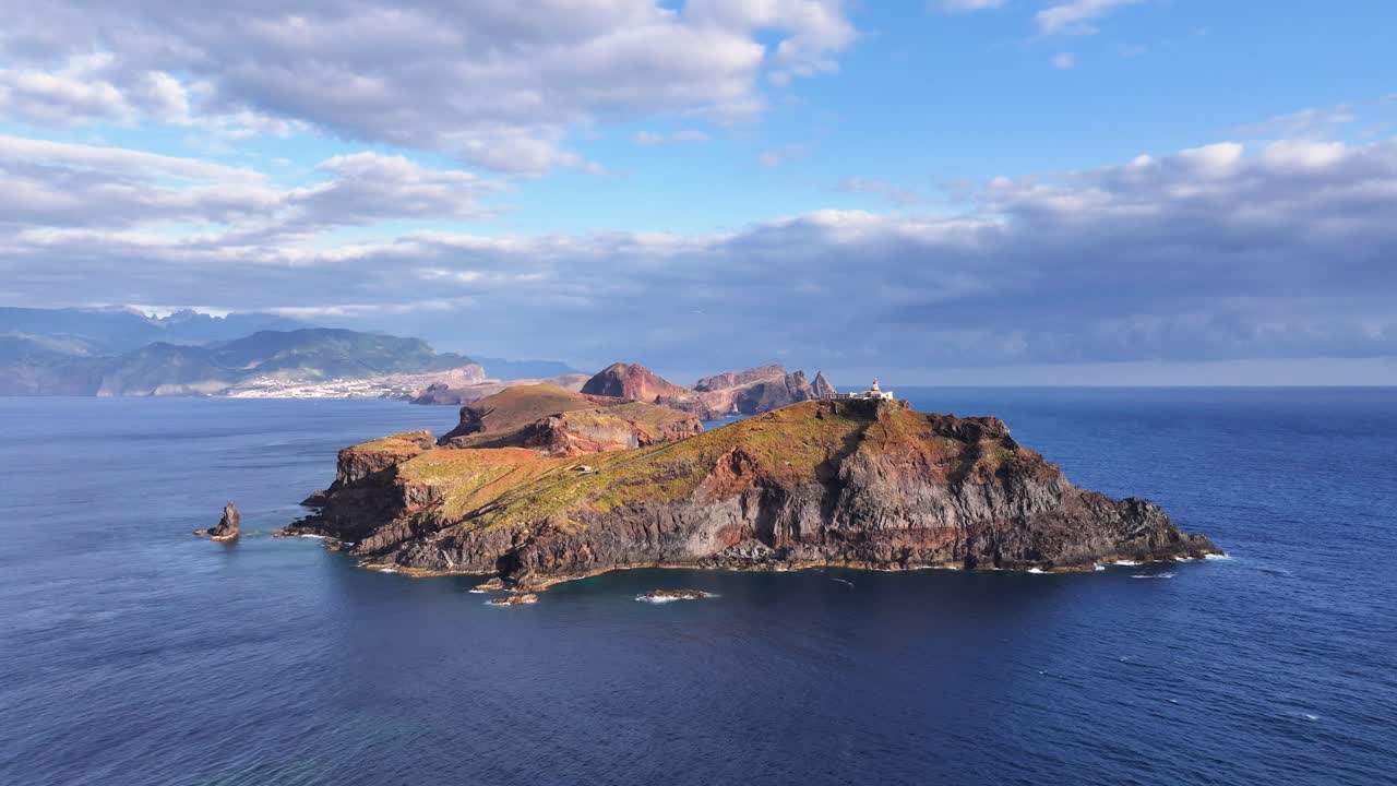 Vista aerea da drone del faro in cima alle scogliere a Saint Lawrence Point, Madeira