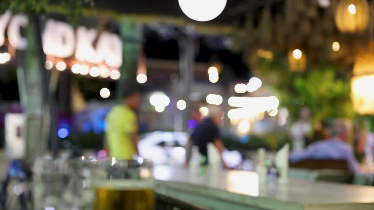 태국 푸켓 의 군중 과 조명 으로 가득 찬 희미 한 야간 생활 장면