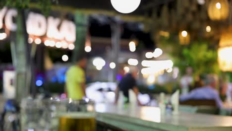escena de la vida nocturna borrosa con multitud y luces en phuket, tailandia