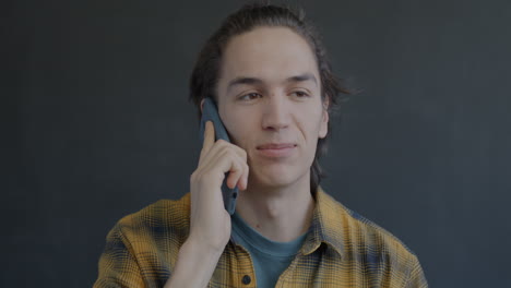 joven hablando por telefono