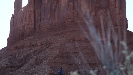 baje desde la parte superior de la manopla en monument valley, arizona, hasta el excursionista mirando hacia arriba