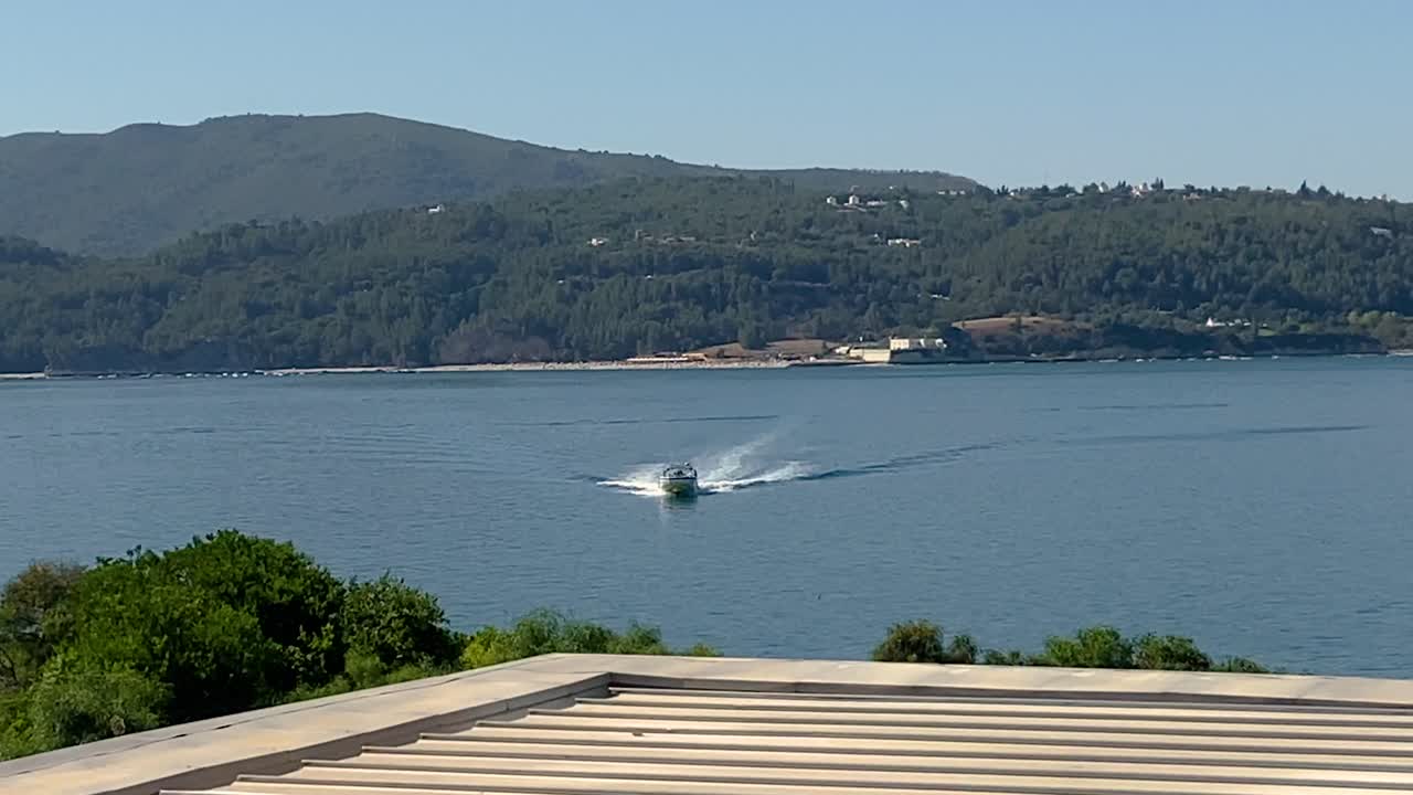 석양에 물 표면에 보트