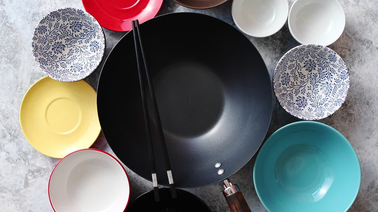 돌 배경에 놓인 전통적인 빈 검은 철 냄비 팬