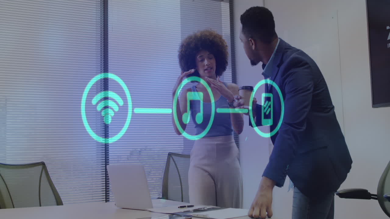 animación del procesamiento de datos financieros e íconos sobre diversas personas de negocios.