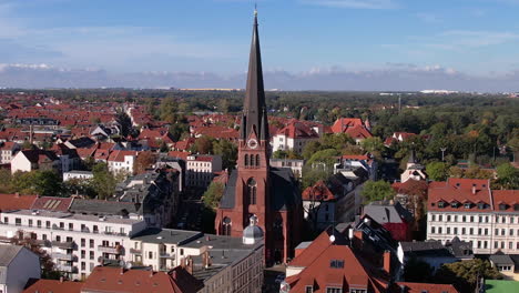 vista aérea de la iglesia de nathanael kirche en el barrio residencial de leipzig, alemania, tomada por un dron