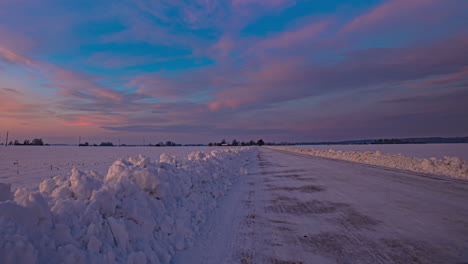 Zeitrafferaufnahme-Einer-Verschneiten-Winterlandschaft-Mit-Sich-Bewegenden-Wolken-Am-Blauen-Himmel-Während-Der-Goldenen-Stunde-–-5K-Prores-Filmmaterial