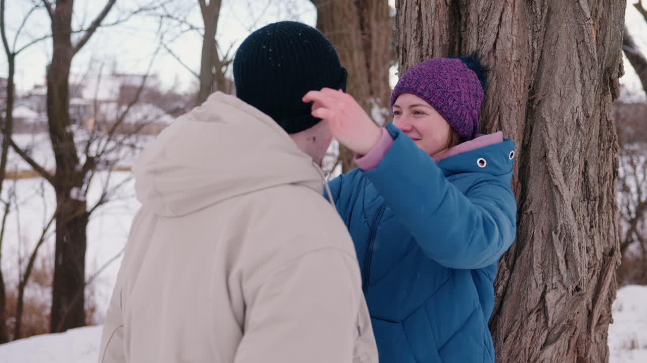 una pareja disfrutando de un día de invierno en el parque.