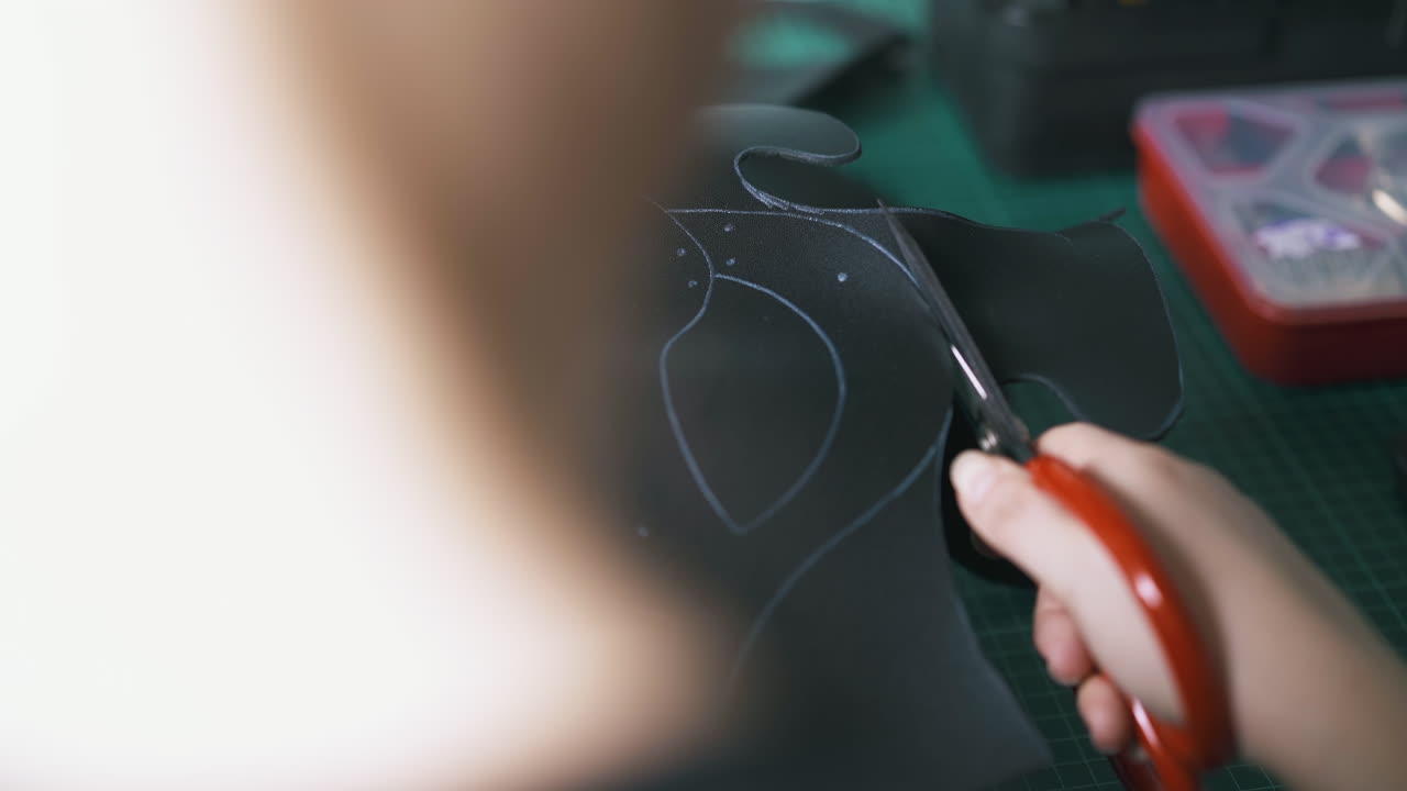 plantilla de máscara de cuero negro de corte de sastre profesional