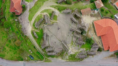 Draufsicht-Auf-Alte-Getreidespeicher-Im-Dorf-Soajo,-Portugal