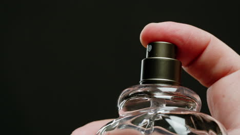 aplicación de perfume