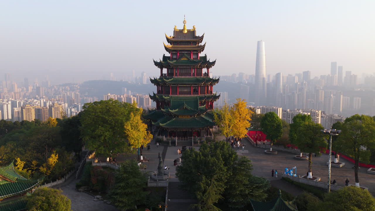 Bâtiment traditionnel de sept étages avec arrière-plan de paysage urbain : pavillon Hongen à Chongqing, en Chine. Plan aérien en retrait