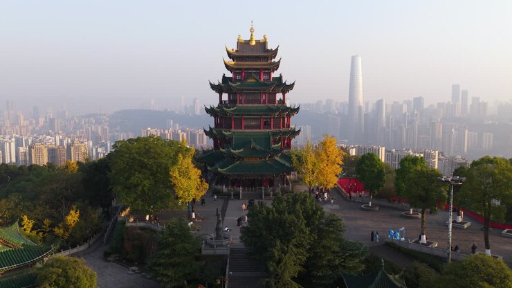 Bâtiment traditionnel de sept étages avec arrière-plan de paysage urbain : pavillon Hongen à Chongqing, en Chine. Plan aérien en retrait