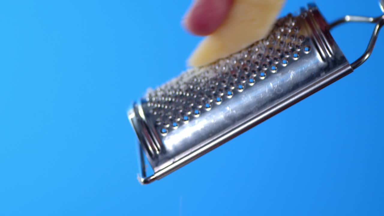 남자 손으로 파르메잔 치즈를 작은 개에 습니다.