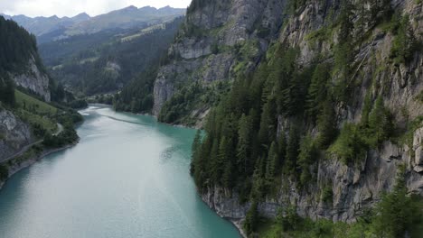 Descripción-General-De-Una-Excelente-Ubicación-Gente-Aventurera-Que-Busca-Paz-Y-Tranquilidad-Salir-De-La-Ciudad-Aquí-Es-Un-Lago-Puro,-Vívido-Y-Saturado,-Un-Río-Que-Conduce-A-Través-De-La-Naturaleza,-Grandes-Montañas