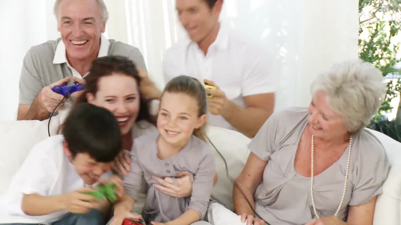 가족 들 이 비디오 게임 을 즐기고 있다