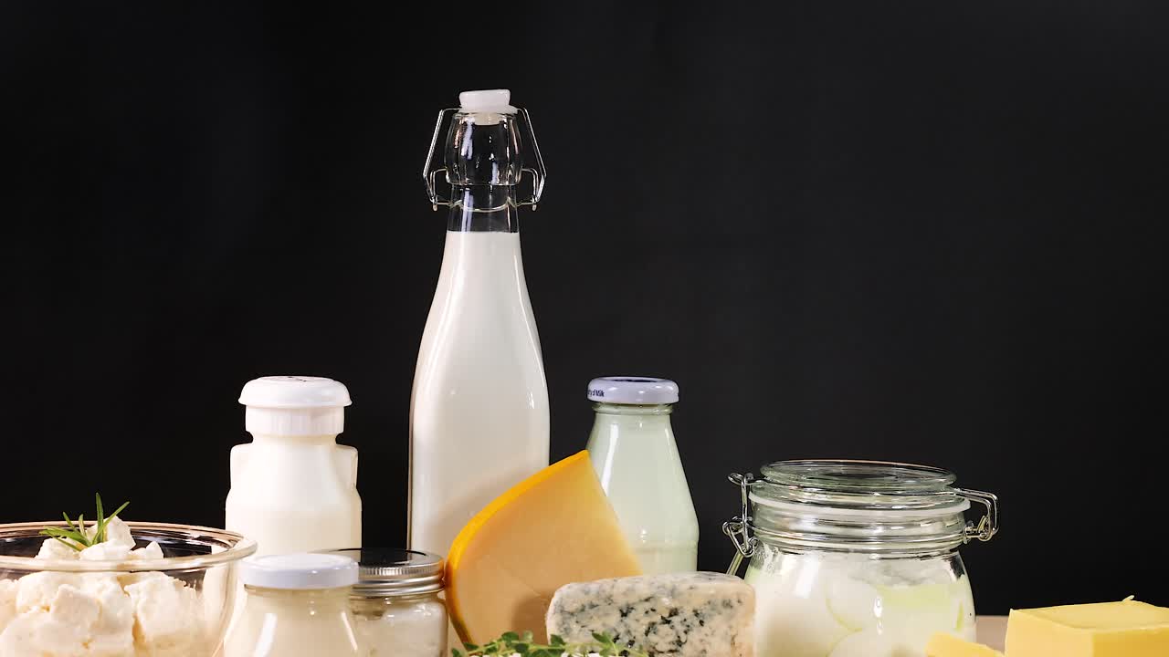 검은색 바탕에 있는 다양한 유제품