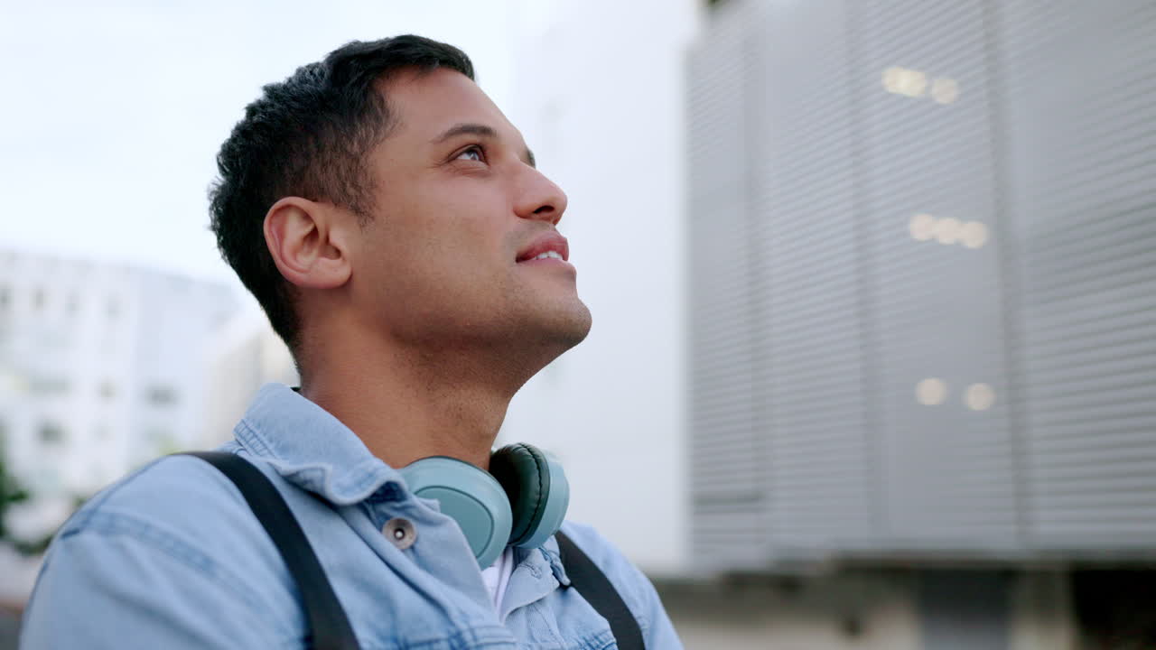 휴식을 취하고, 여행하고, 도시 거리에서 사람을 찾고