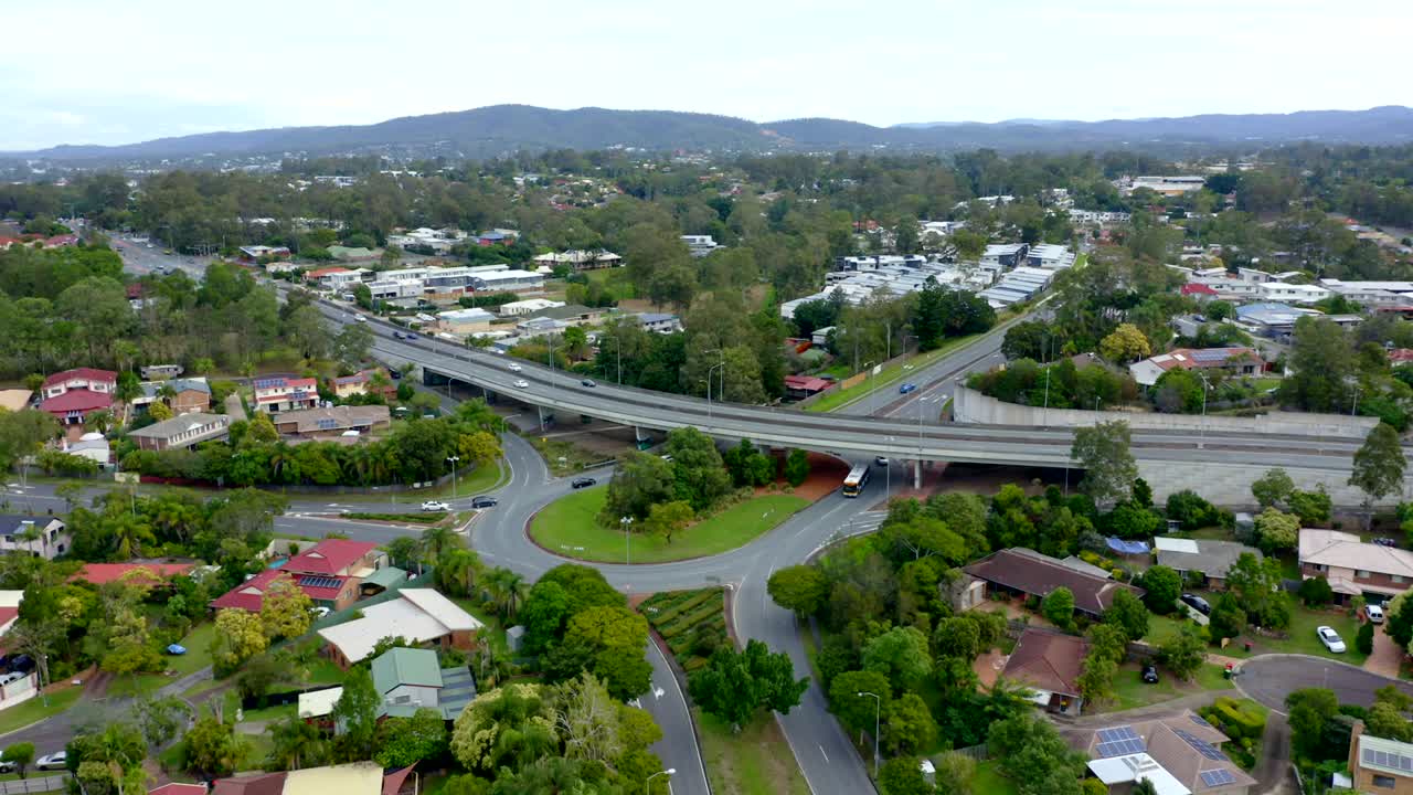 즐랜드 - 오스트레일리아 의 맥도월 에 있는 순환 고속도로 교차로 의 공중 사진