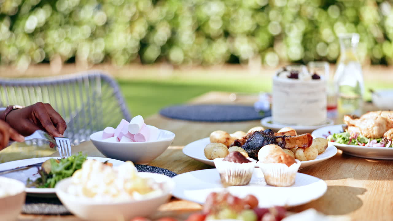 familia, manos y almuerzo en la mesa