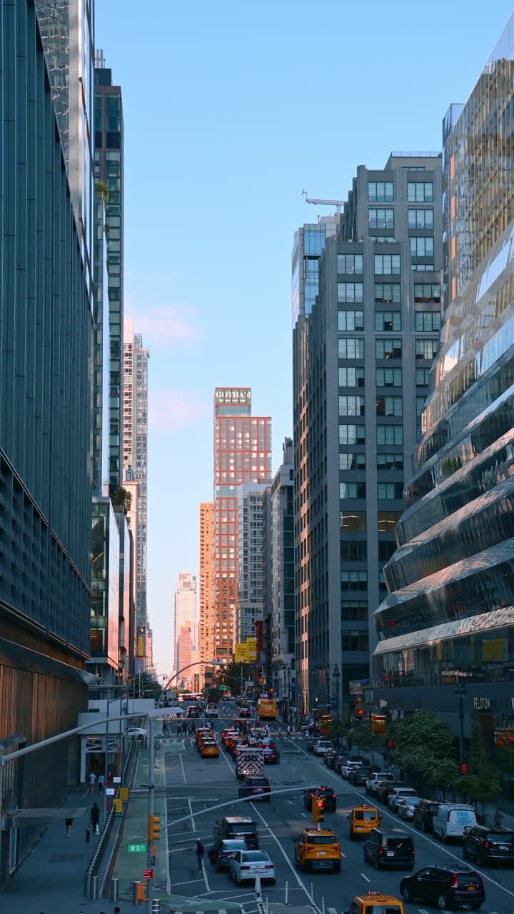 New York, USA, 1 agosto 2025: trafficata strada di Manhattan con grattacieli e taxi. Vista serale della strada di Manhattan piena di auto e taxi gialli circondata da grattacieli
