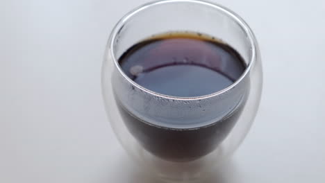 café negro caliente en un vaso transparente de doble pared