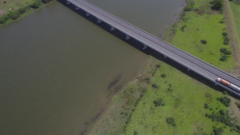 Aerial-View-Of-Vehicles-Driving-On-The-Macleay-Valley-Bridge-Crossing-Macleay-River-In-Mid-North-Coast,-NSW,-Australia