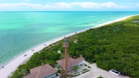 Wunderschöne-Drohnenaufnahme-Eines-Leuchtturms-Auf-Sanibel-Island,-Florida