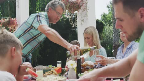 Glückliche-Familie,-Die-Zusammen-Am-Tisch-Isst