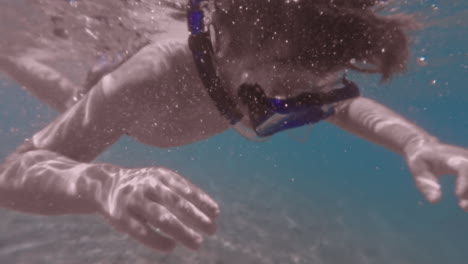 niño buceando con peces alrededor, imágenes submarinas de kalamata, grecia