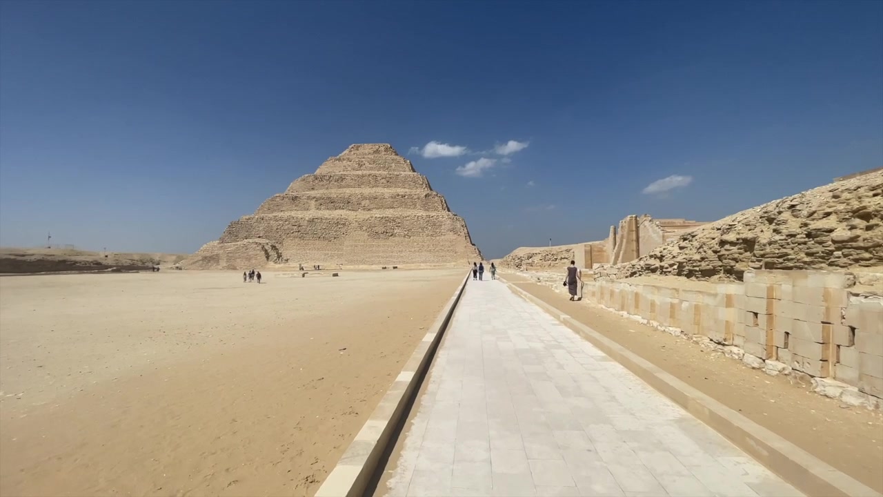 Avvicinamento alla piramide di Saqqara in Egitto. Inquadratura frontale verso la piramide di Djoser.