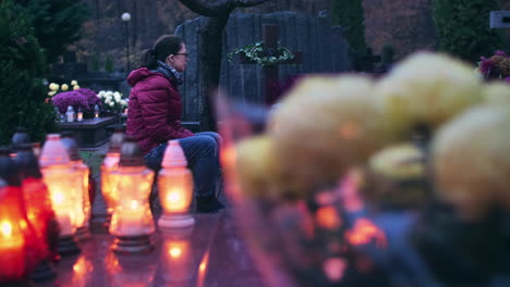 죽은 사람의 무덤에 앉아있는 여자