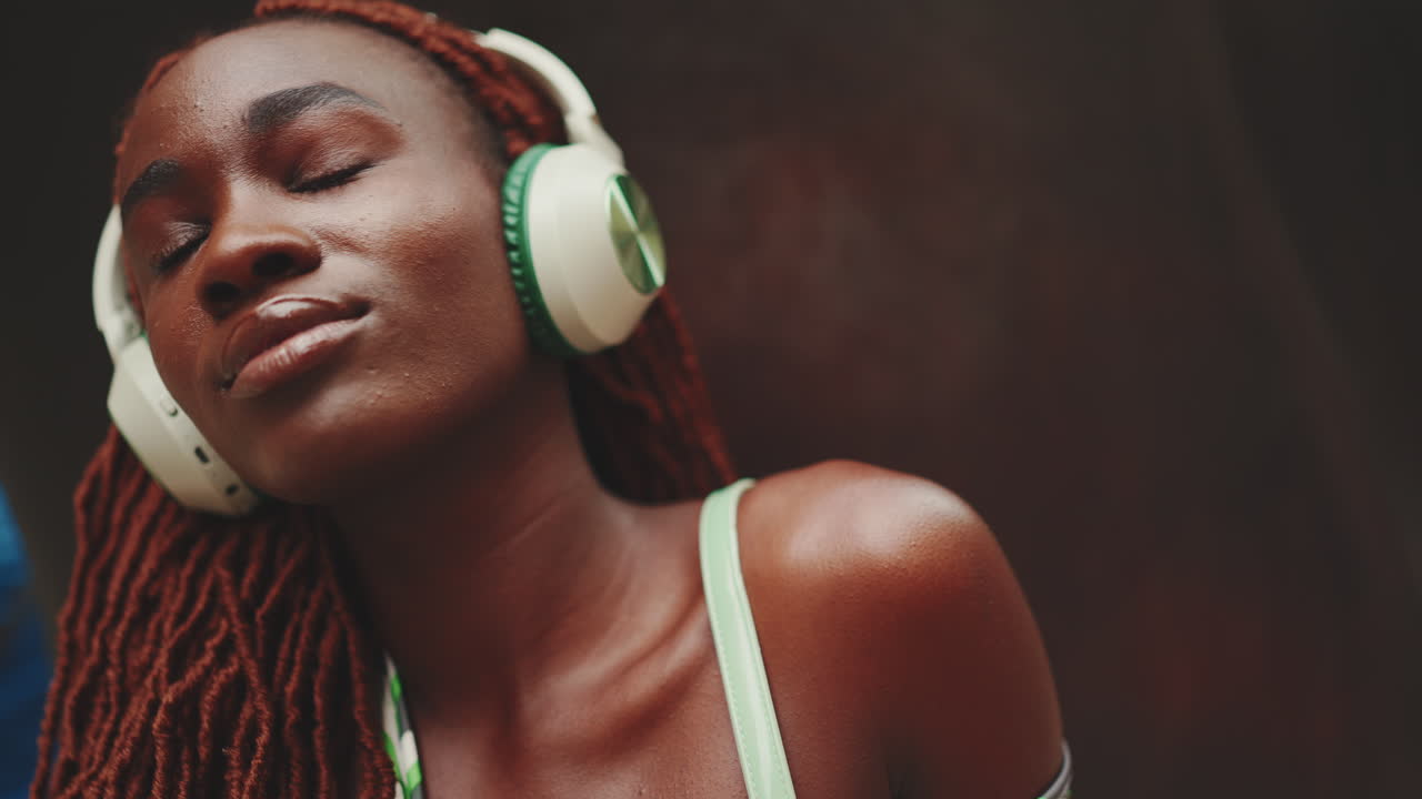 mujer escuchando música con auriculares