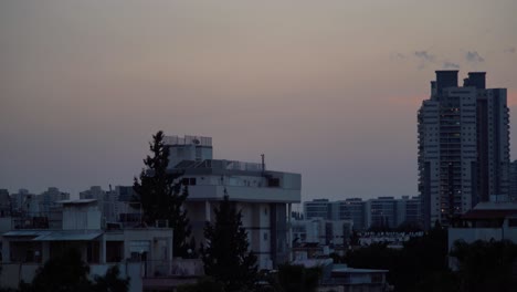 Lapso-De-Tiempo-De-Día-A-Noche,-Hermoso-Y-Colorido-Cielo-Del-Atardecer-Sobre-La-Ciudad-De-Tel-Aviv,-Israel-Medio-Oriente,-Tonos-Crudos,-Video-Sony-4k