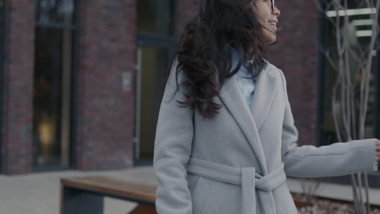 도시에서 춤을 추는 여자