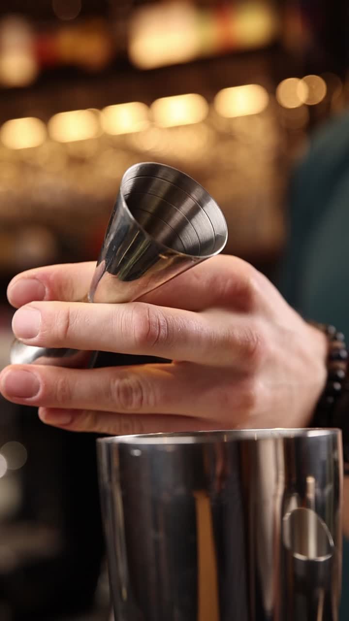 Versare un cocktail