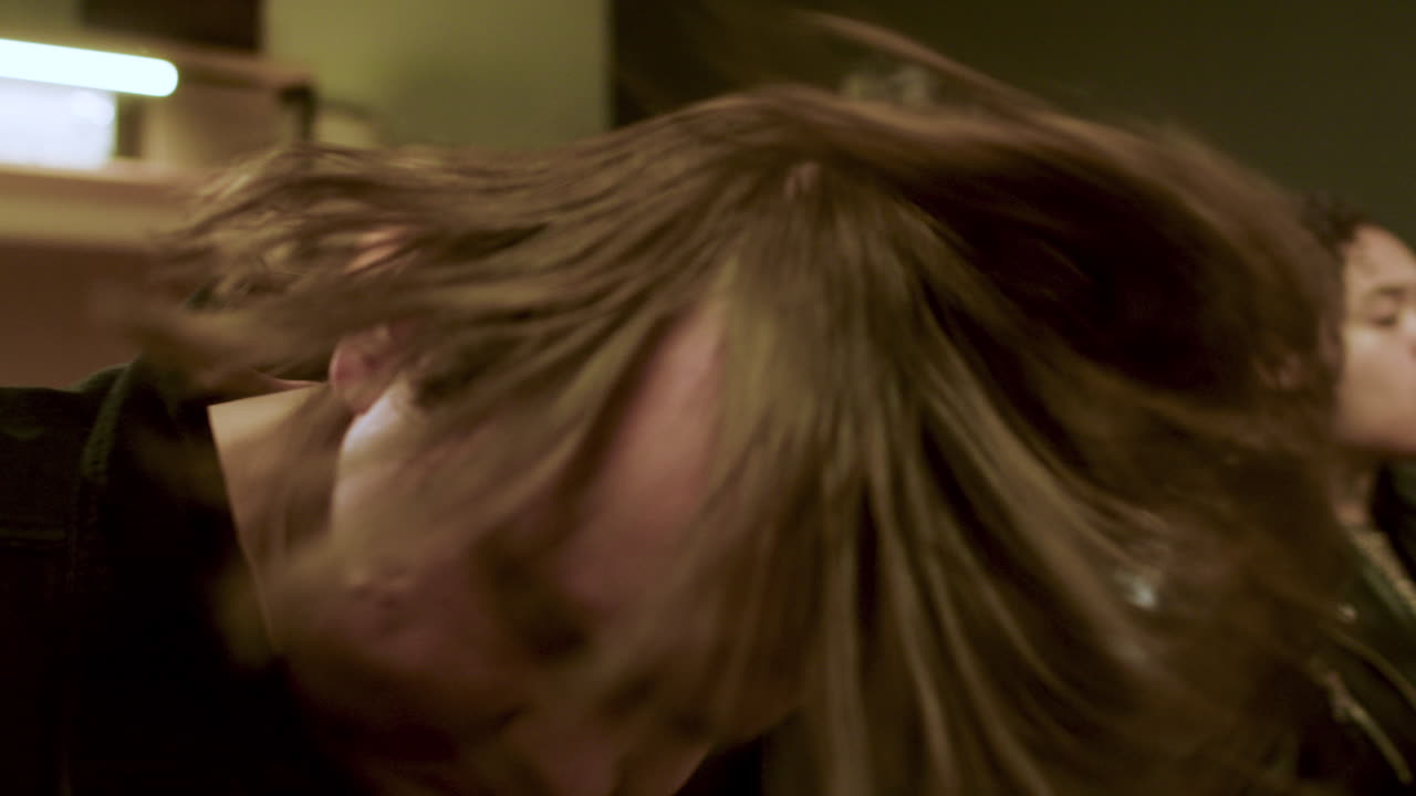 hombres divirtiéndose y escuchando música